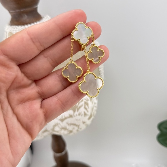 Lucky Alhambra 4-Motif Drop Earrings – Mother of Pearl with Logo - Picture 7 of 13